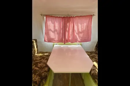 🌲 Vintage Green Trailer for Rent – Cozy, Cute & Camping-Ready! 🌲