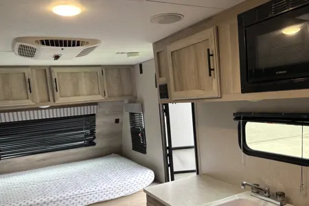 KZ Sportsman Classic Travel Trailer 181BH - Summer time