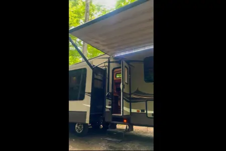 Wendy's Gulf Stream Couger Fifth Wheel