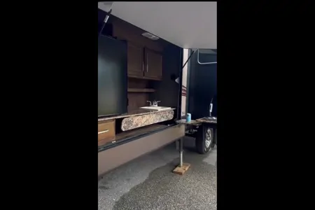 Wendy's Gulf Stream Couger Fifth Wheel
