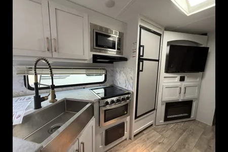 Barefoot Nation Rentals Astoria 2903BH Travel Trailer