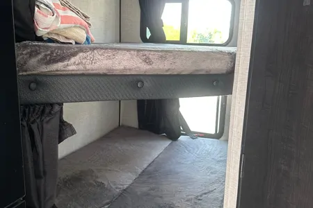 Fox RV Rentals 188BHS Travel Trailer