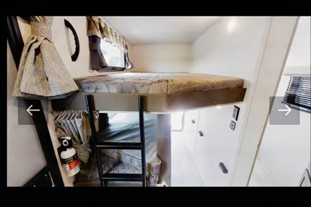 Manno's Flagstaff Super lite 27bhws Travel Trailer