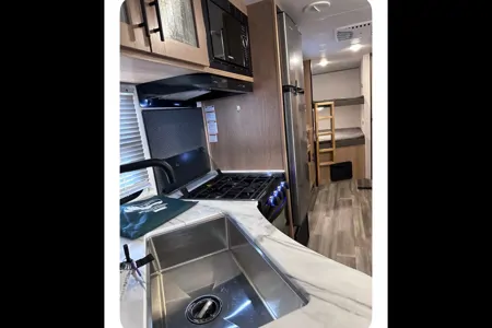 “The Relaxer”Prime Time avenger Travel Trailer