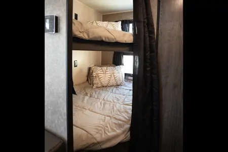 Clean & Fully Equipped Family Bunkhouse – Easy Setup Starcraft 26BH