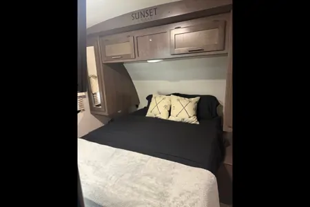M and R RVs  Crossroads Sunset trail super lite Travel Trailer