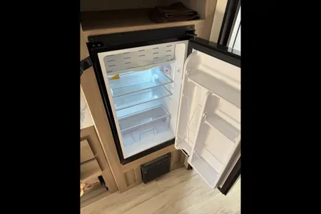 Super-Lightweight 2025 Coleman Light 17BX • Sleeps 5 • Delivery Available • Pet-Friendly