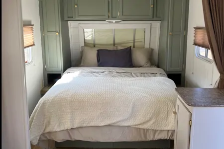 NEWLY RENOVATED 30 FT HOME AWAY FROM HOME**DELIVERY ONLY**