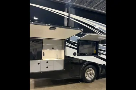 'Valerie' 2023 Winnebago Vista ACO2044