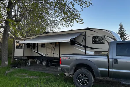 Spacious 2019 Keystone Hideout 315RTDS Fifth Wheel – Your Home Away From Home!