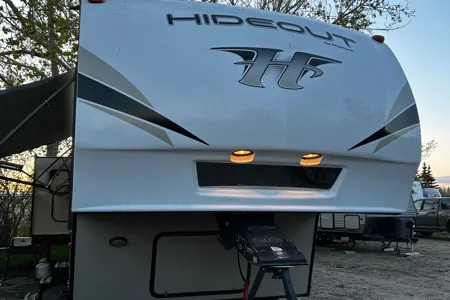 Spacious 2019 Keystone Hideout 315RTDS Fifth Wheel – Your Home Away From Home!