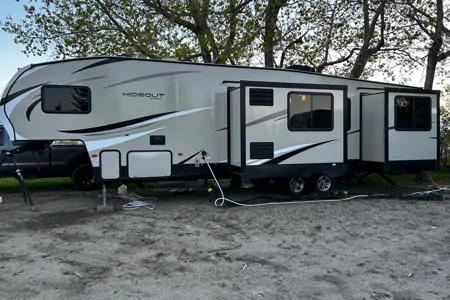 Spacious 2019 Keystone Hideout 315RTDS Fifth Wheel – Your Home Away From Home!
