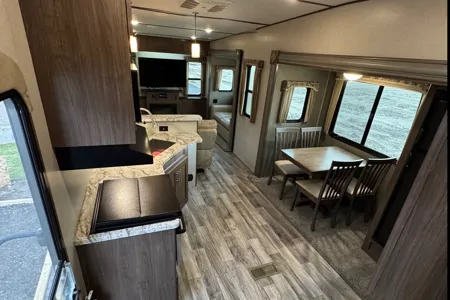 Spacious 2019 Keystone Hideout 315RTDS Fifth Wheel – Your Home Away From Home!