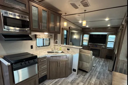 Spacious 2019 Keystone Hideout 315RTDS Fifth Wheel – Your Home Away From Home!