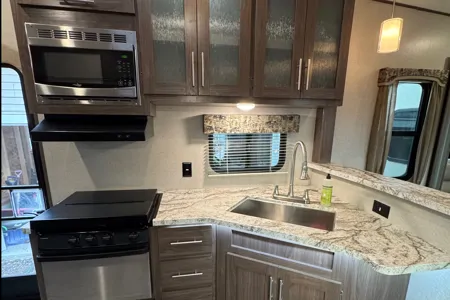 Spacious 2019 Keystone Hideout 315RTDS Fifth Wheel – Your Home Away From Home!