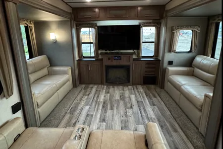 Spacious 2019 Keystone Hideout 315RTDS Fifth Wheel – Your Home Away From Home!