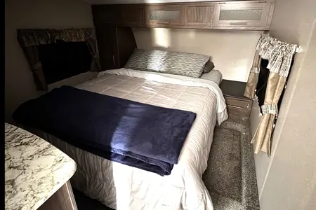 Spacious 2019 Keystone Hideout 315RTDS Fifth Wheel – Your Home Away From Home!