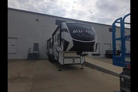 John's Alliance RV 41v15 Toy Hauler