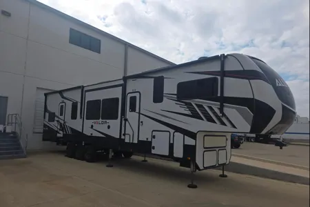 John's Alliance RV 41v15 Toy Hauler