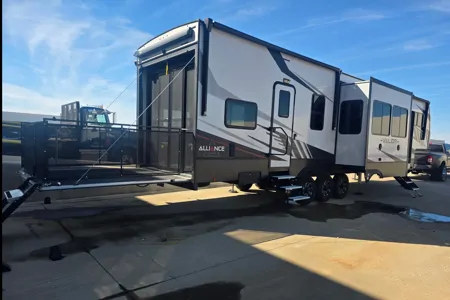 John's Alliance RV 41v15 Toy Hauler