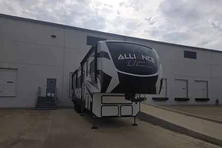 John's Alliance RV 41v15 Toy Hauler