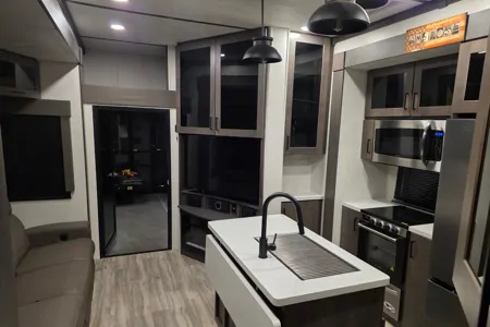 John's Alliance RV 41v15 Toy Hauler