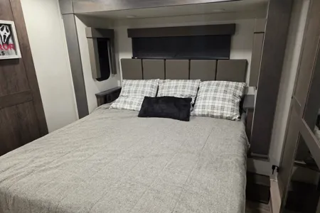 John's Alliance RV 41v15 Toy Hauler