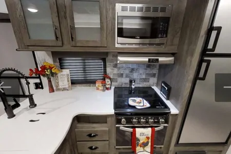 Elena's 2022 Forest River Evo Travel Trailer