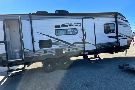 Elena's 2022 Forest River Evo Travel Trailer