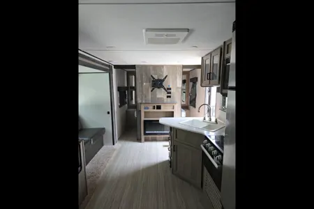 Hinda 28 FT Keystone Hideout Travel Trailer