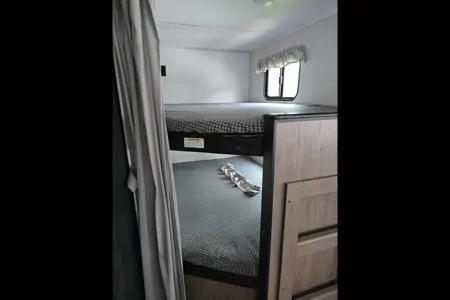 Hinda 28 FT Keystone Hideout Travel Trailer