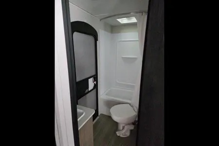 Hinda 28 FT Keystone Hideout Travel Trailer