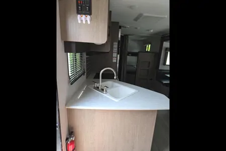 Hinda 28 FT Keystone Hideout Travel Trailer