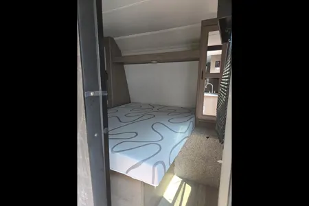 Hinda 28 FT Keystone Hideout Travel Trailer