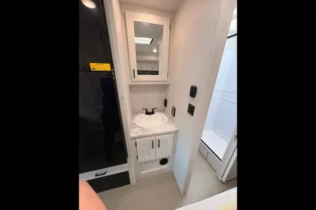 The Modern Explorer: 2024 Entrada