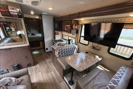 The Roamer | Starlink, Solar, Luxury Bed - all you need without the fluff!