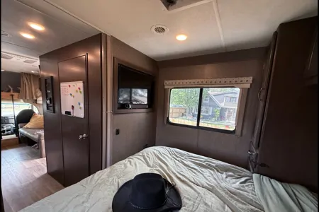 The Roamer | Starlink, Solar, Luxury Bed - all you need without the fluff!