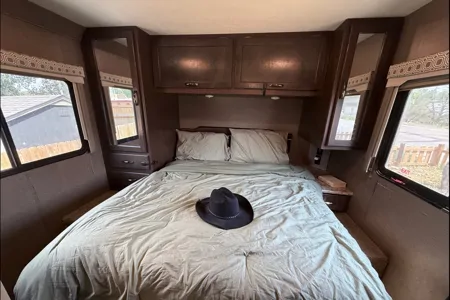The Roamer | Starlink, Solar, Luxury Bed - all you need without the fluff!