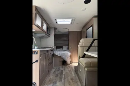 Chuck & Hollie’s Adventurer 24DS Class C