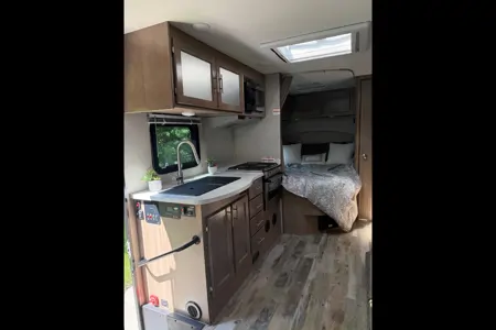 Chuck & Hollie’s Adventurer 24DS Class C