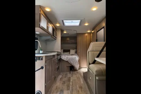 Chuck & Hollie’s Adventurer 24DS Class C