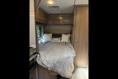 Chuck & Hollie’s Adventurer 24DS Class C