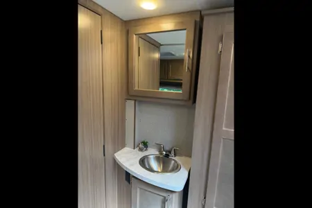 Chuck & Hollie’s Adventurer 24DS Class C