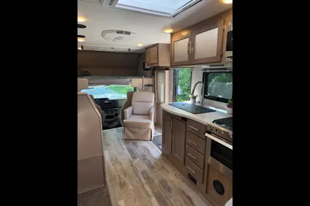 Chuck & Hollie’s Adventurer 24DS Class C