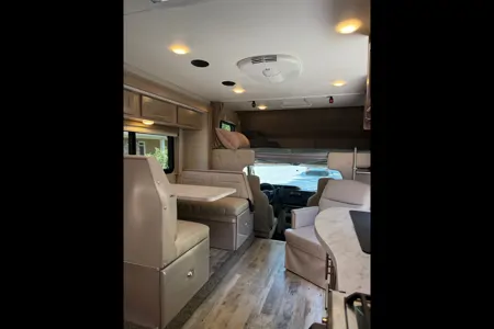 Chuck & Hollie’s Adventurer 24DS Class C