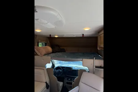 Chuck & Hollie’s Adventurer 24DS Class C
