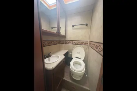 Family friendly Thor Motor Coach Freedom MH Class C