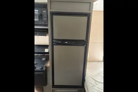 DMLRC's R-Vision Trail Sport Travel Trailer