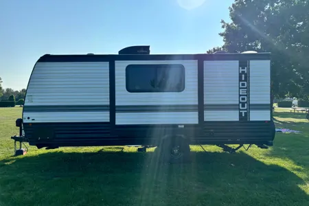 Ashley's perfect family trailer! 2024 keystone hideout 181BH Travel Trailer