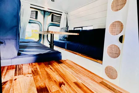 170 Mercedes Sprinter Van, 4WD Class B